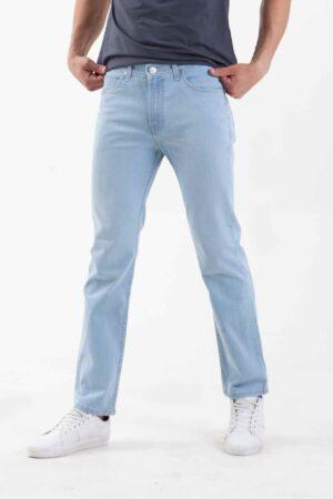 Vista frontal de pantalón de color celeste con bolsillos de marca lee