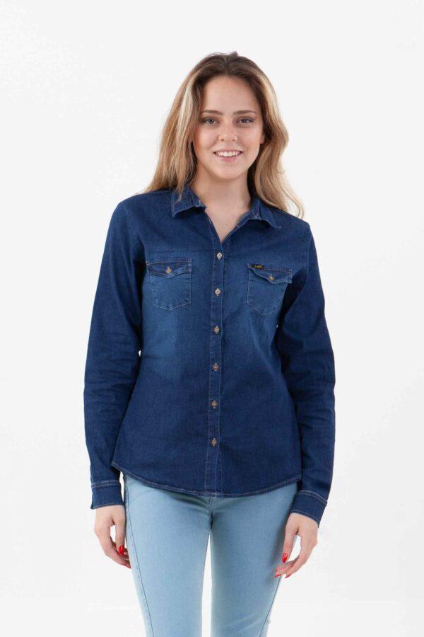 Vista frontal de blusa jean de color azul de marca lee