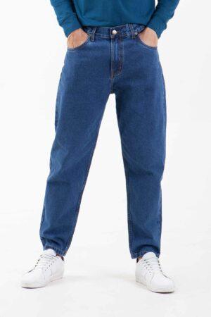 Vista frontal de pantalón de color azul con bolsillos de marca lee