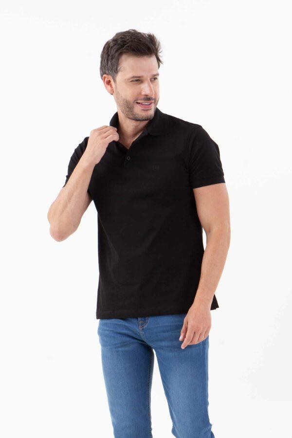 Vista frontal de camiseta de color negro de marca lee
