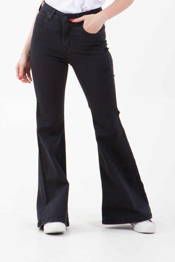 Vista frontal de pantalón de color negro con bolsillos de marca lee