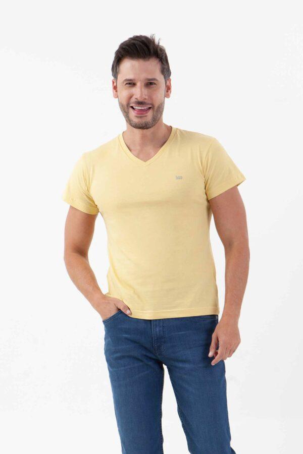 Vista frontal de camiseta de color amarillo de la marca lee