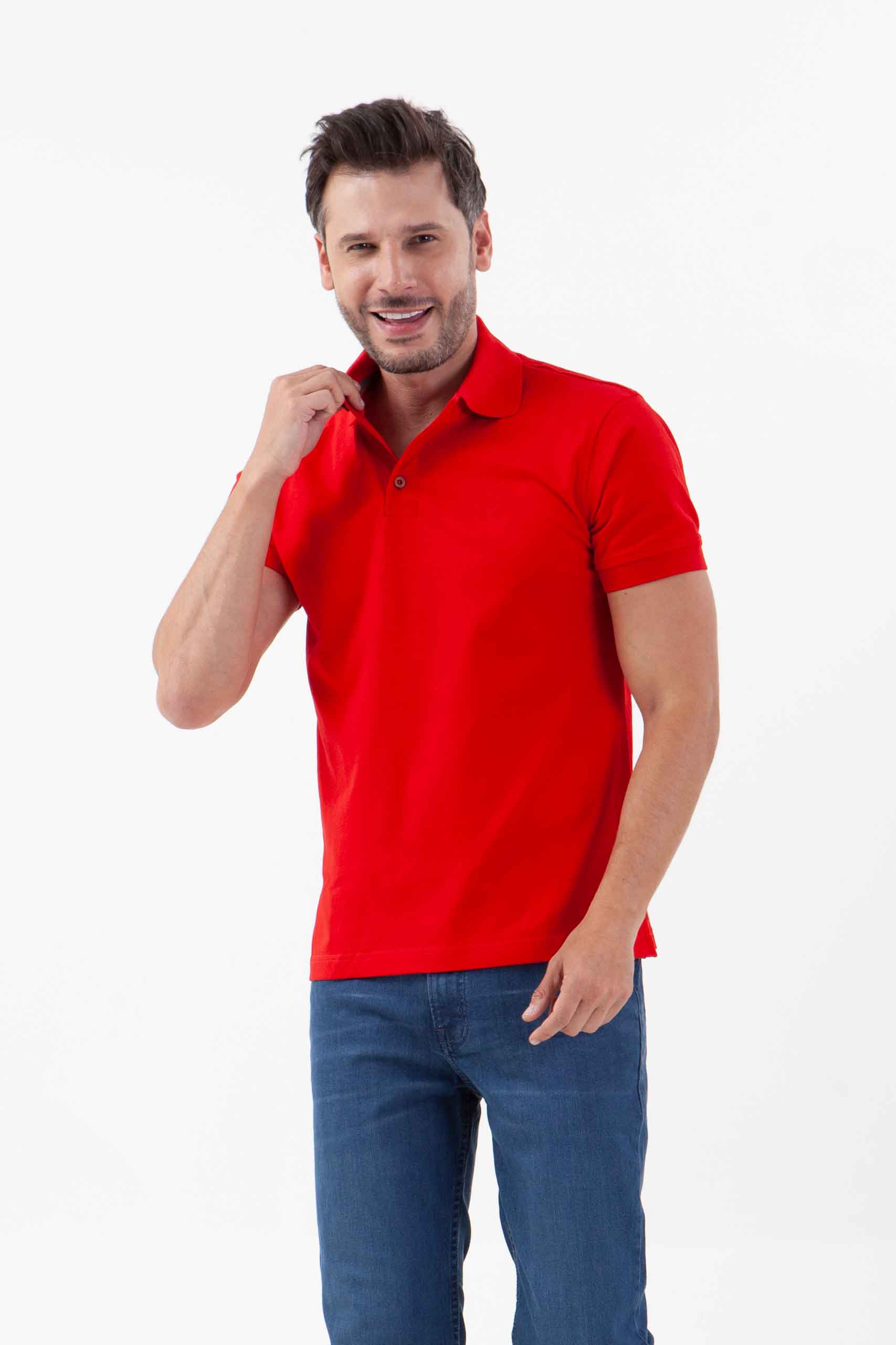 Vista frontal de camiseta de color rojo de marca lee