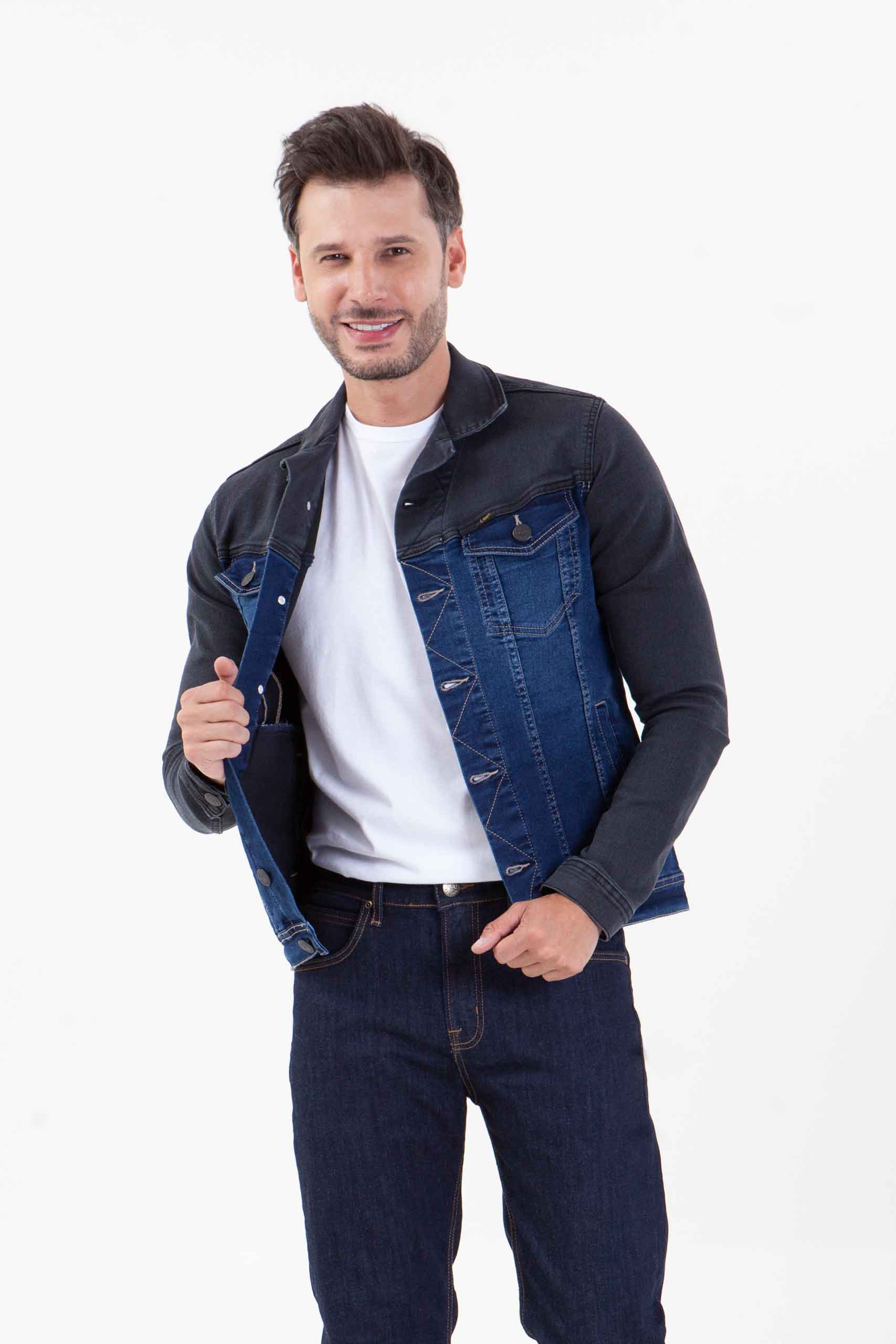 Vista frontal de chaqueta jean de color azul de marca lee