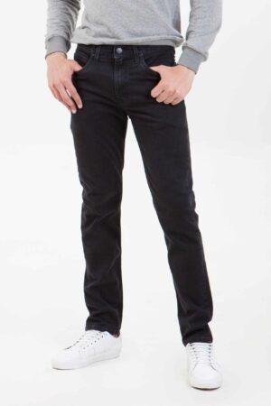 Vista frontal de pantalón de color negro con bolsillos de marca lee