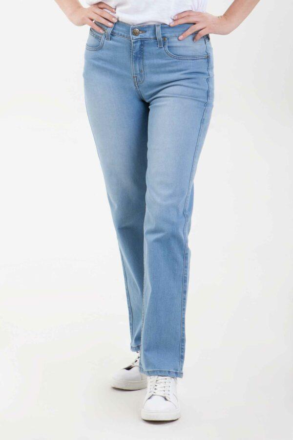 Vista frontal de jean de color celeste con bolsillos de marca lee