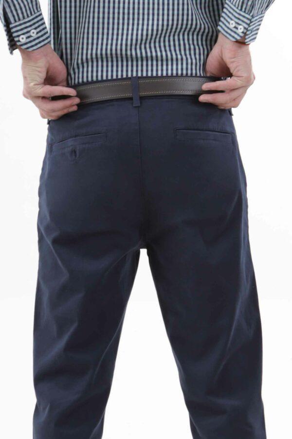 Vista posterior de pantalón de color azul marino con bolsillos de marca lee