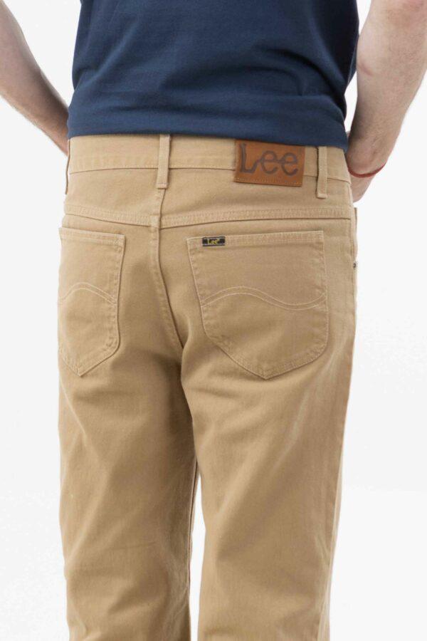 Vista posterior de jean de color caqui con dos bolsillos de marca lee