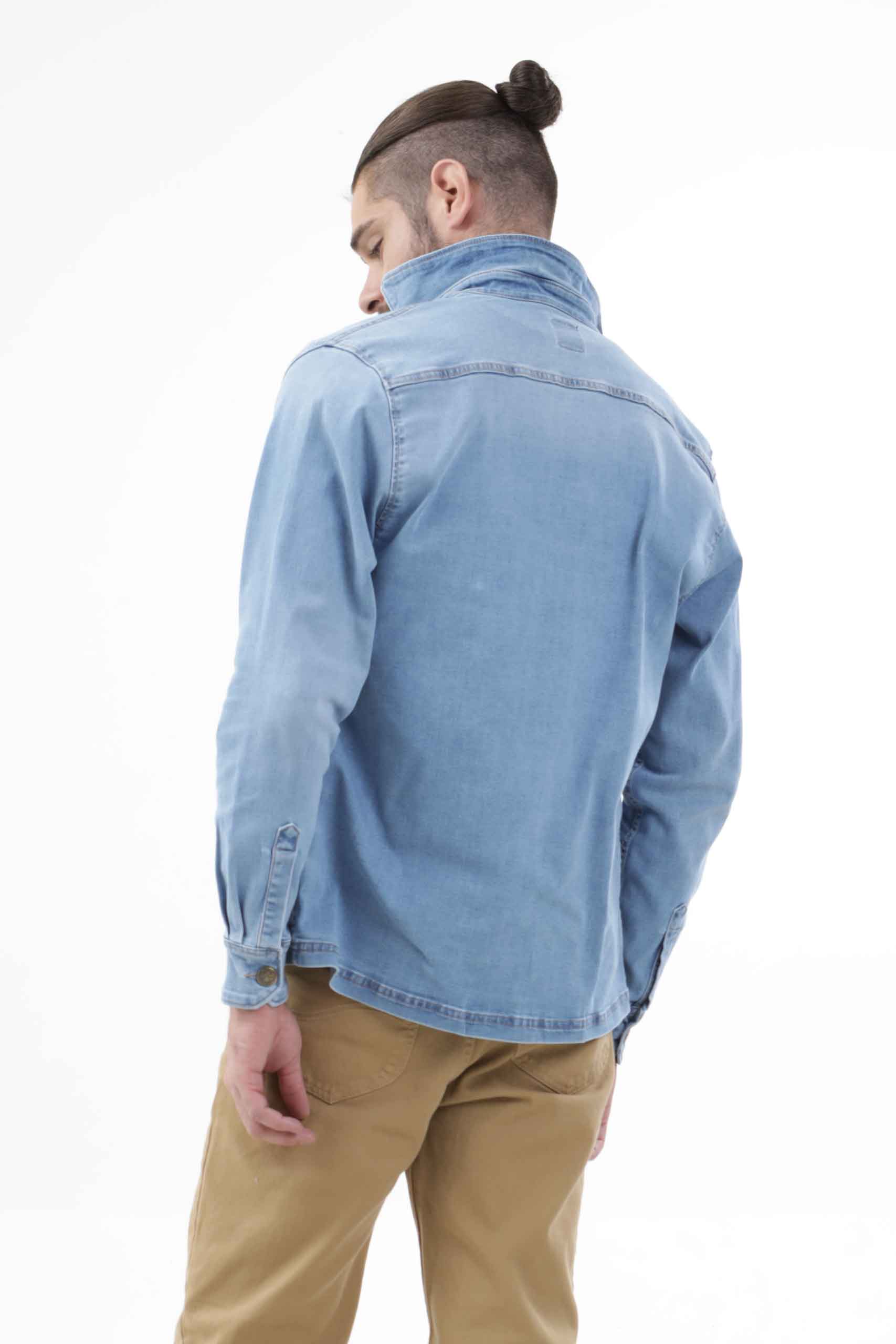 Vista posterior de chaqueta de color azul de marca lee