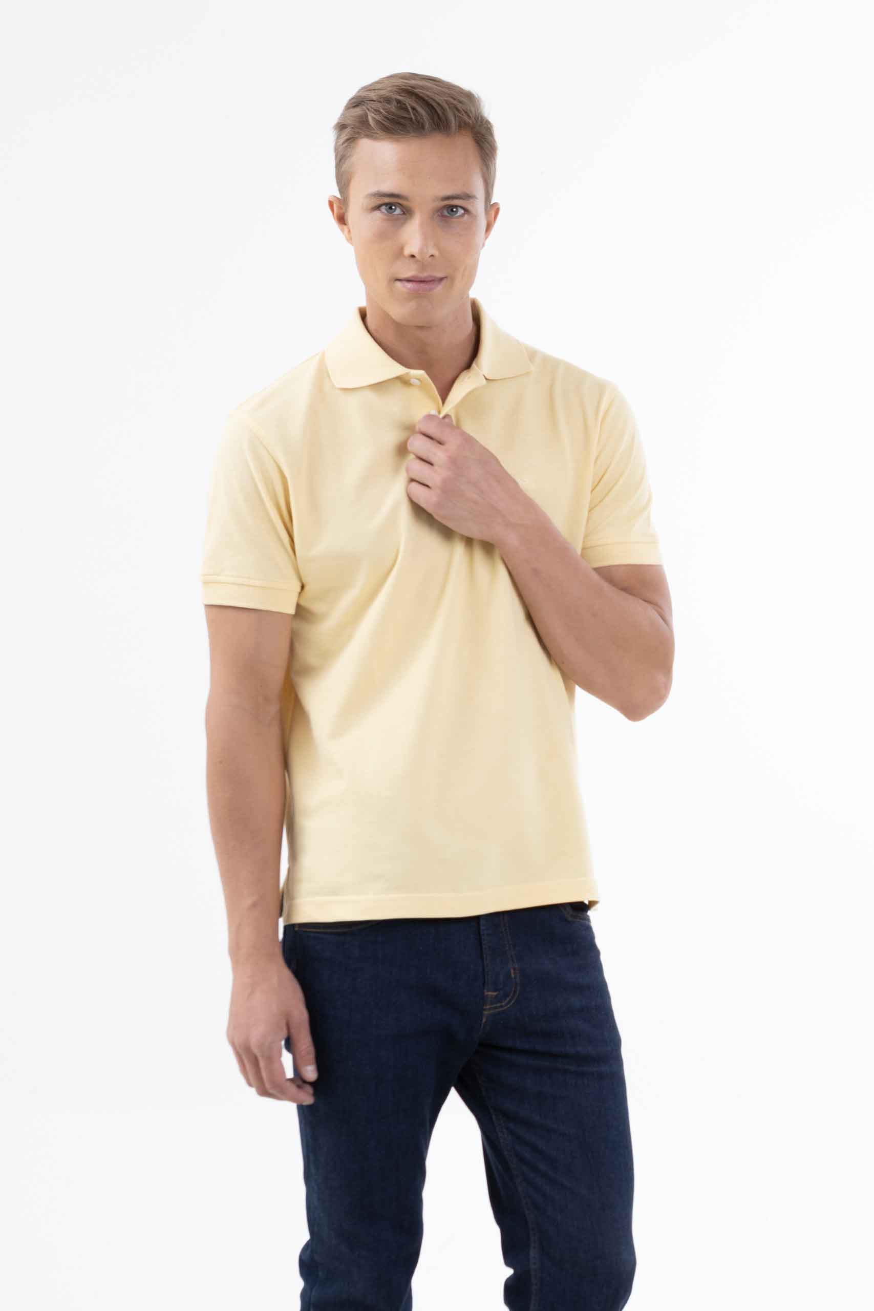 Vista frontal de camiseta polo de color amarillo de marca lee