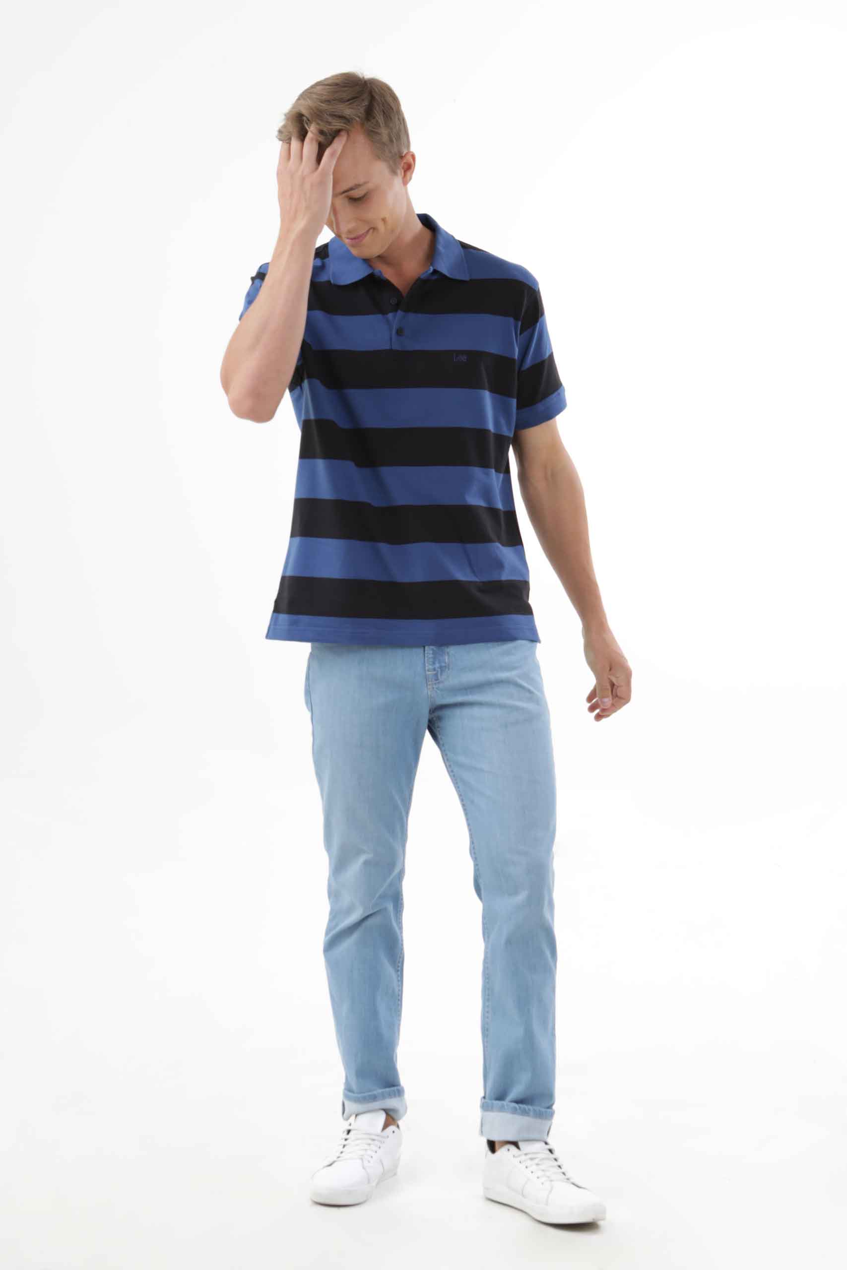 Vista frontal de camiseta polo a rayas de color azul y negro de marca lee