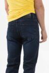 Vista posterior de jean de color petrol con dos bolsillos de marca lee