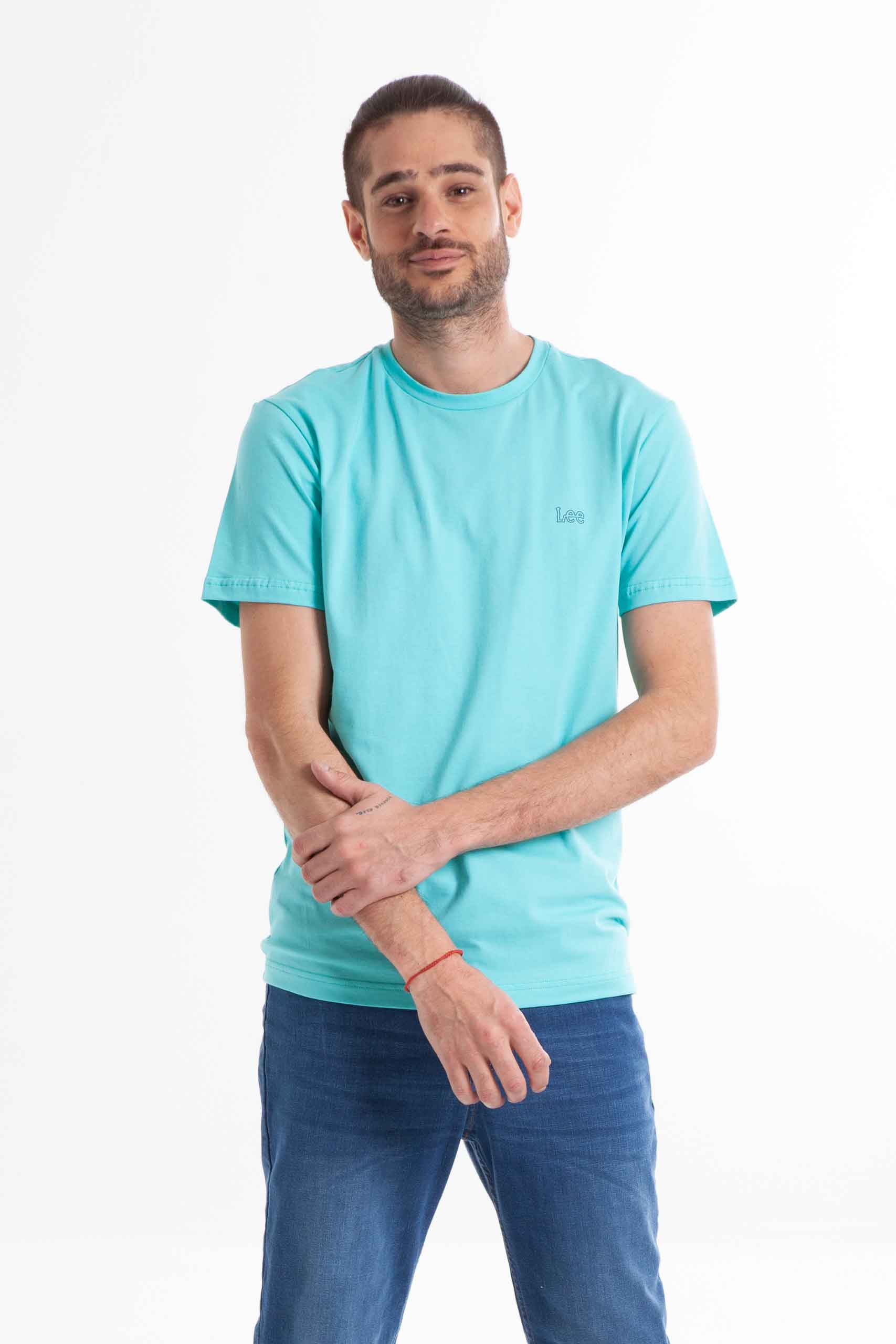 Vista frontal de camiseta de color turquesa con logo de la marca lee