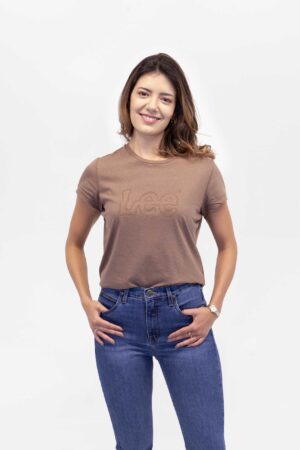 Vista Frontal Camiseta Mujer Regular Logo Tee Café SS4 de marca Lee