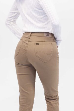 Vista Posterior Jean Mujer Classic Straigh Marion Caqui SS4 de Marca Lee