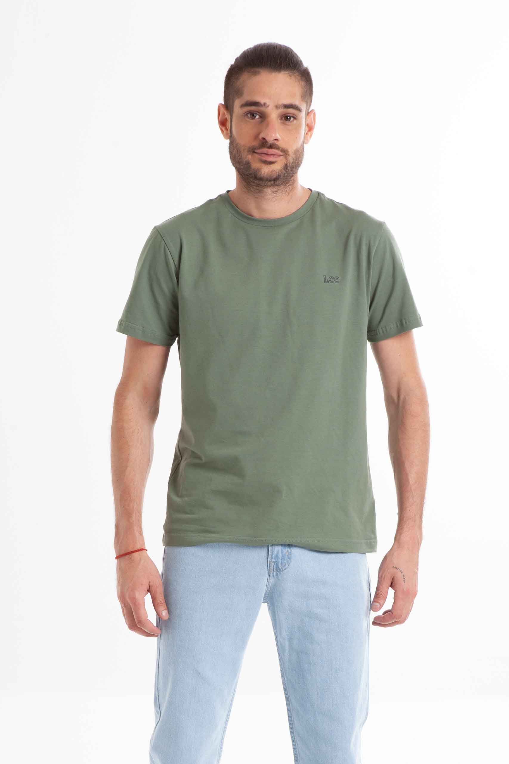 Vista frontal de camiseta de color verde de marca lee