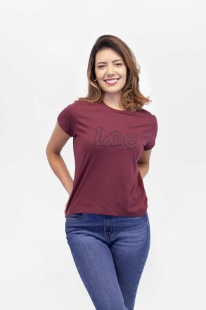 Vista Frontal Camiseta Mujer Regular Logo Tee Vino SS4 de marca Lee Vista Frontal Camiseta Mujer Regular Logo Tee Vino SS4 de marca Lee Vista Poserior Camiseta Mujer Regular Logo Tee Vino SS4 de marca