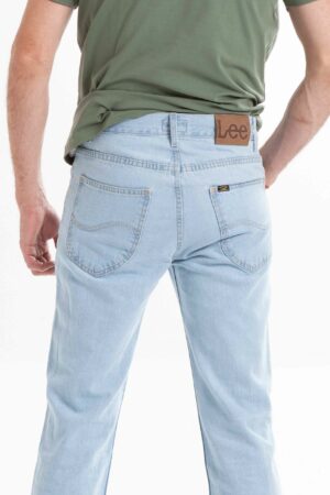 Vista posterior de jean de color celeste con bolsillos de marca lee