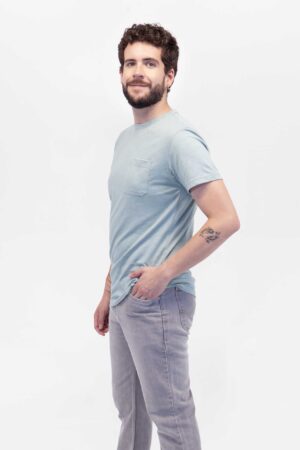 Vista Frontal Camiseta Hombre Regular WW One Pocket Verde SS4 de marca Lee Vista Frontal Camiseta Hombre Regular WW One Pocket Verde SS4 de marca Lee