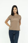 Vista Frontal Camiseta Mujer Regular Logo Tee Café SS3 Marca lee