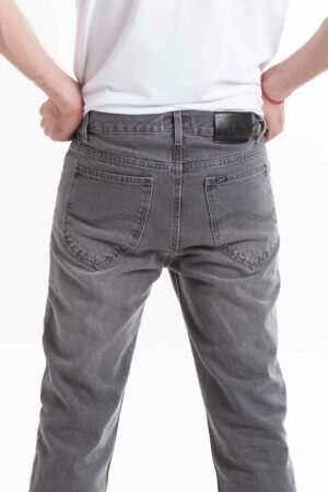 Vista posterior de jean de color gris con bolsillos de marca lee