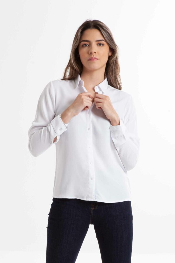 Vista frontal de blusa de color blanco de la marca lee