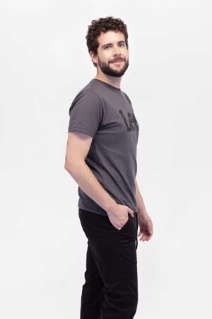 Vista Frontal Camiseta Hombre Regular Woobly Logo Tee Grafito SS4 de marca Lee