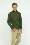 Vista Frontal Buzo Hombre Regular Essential Half Zip Verde SS3 de marca lee