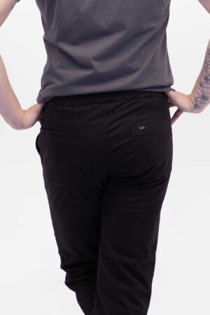 Vista Posterior Jean Hombre Regular Straight Jogger Negro SS4 de marca Lee