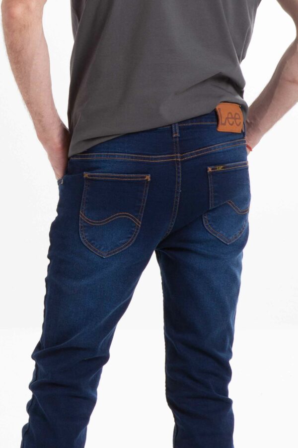 Vista posterior de jean de color azul con bolsillos de marca lee