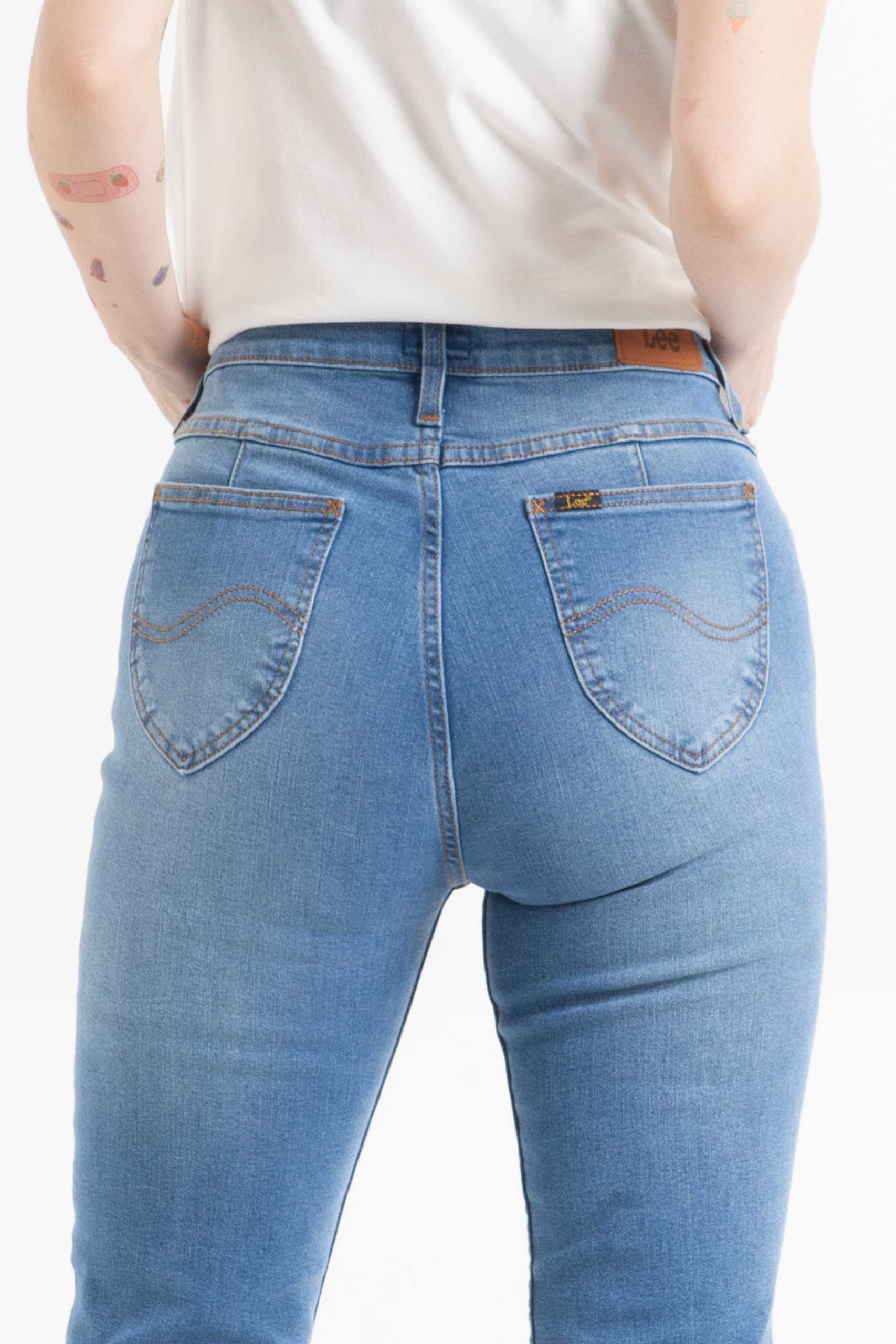 Vista Posterior de jean color azul de pierna recta de marca lee.