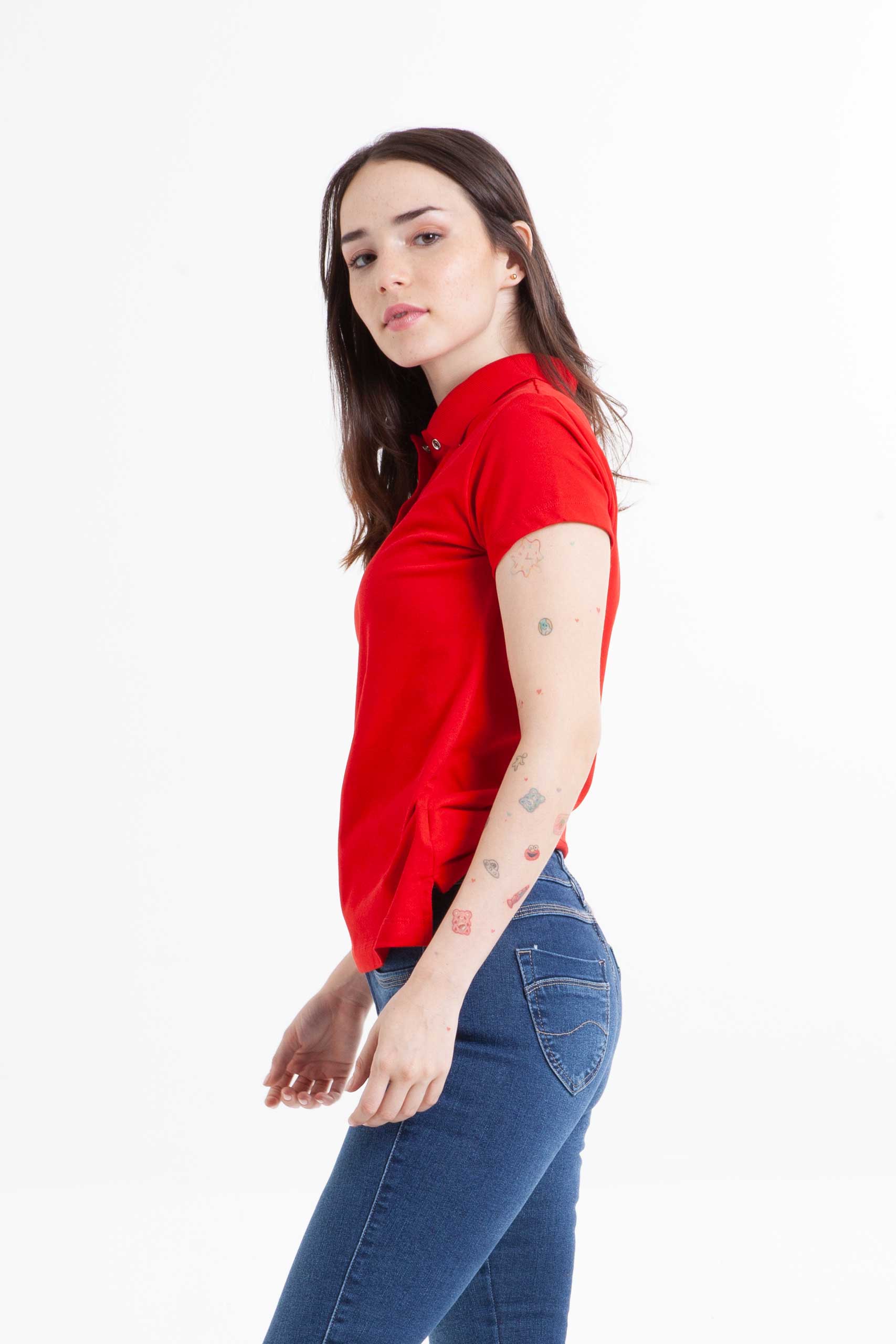 Vista posterior de camiseta color rojo marca lee.