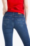 Vista posterior de jean color pepper de pierna slim de marca lee.