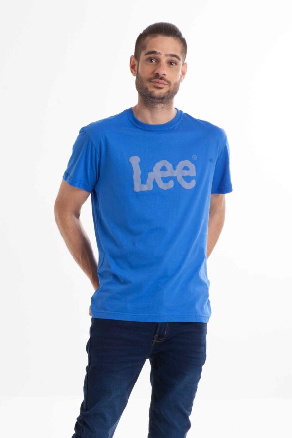Vista frontal de camiseta de color azul eléctrico con logo de la marca lee