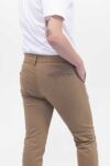 Vista Frontal Pantalón Hombre Slim Chino Caqui SS4 de marca Lee