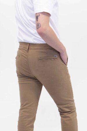 Vista Frontal Pantalón Hombre Slim Chino Caqui SS4 de marca Lee
