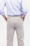 Vista Posterior Pantalón Hombre Regular Chino Beige SS4 de marca Lee