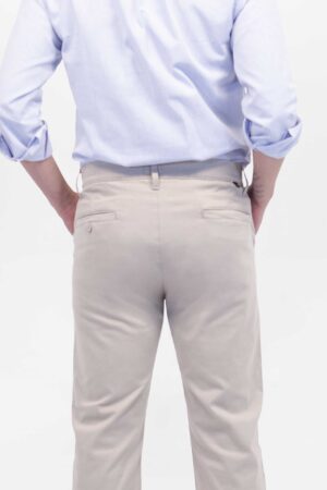 Vista Posterior Pantalón Hombre Regular Chino Beige SS4 de marca Lee