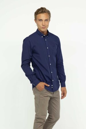 Modelo: Camisa Custom Fit: Regular Detalle: Nuestra camisa Custom ofrece un look casual, manga larga, sin bolsillos, cuello alto, Ideal para el día a día, ofreciendo comodidad, el complemento perfecto para cualquier denim! Composición: 100% Algodón