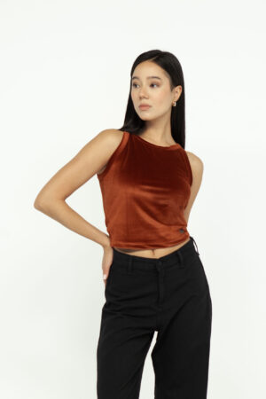 Vista Frontal Top Mujer Slim Cropped Halter Terracota SS3 de Marca Lee