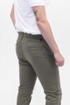 Vista Posterior Pantalón Hombre Slim Chino Verde SS4 de marca Lee