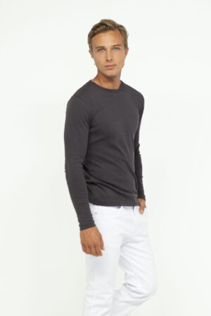 Vista Frontal Buzo Hombre Ribbed Crew Neck Grafito SS3 de Marca Lee