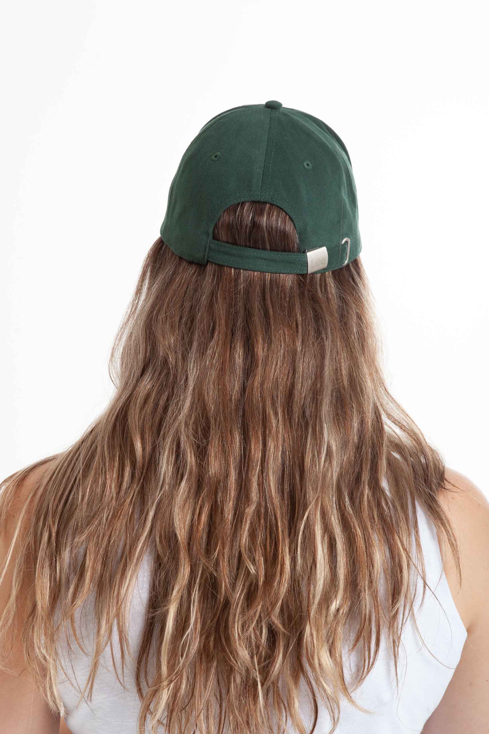 Vista posterior de gorra de color verde de marca lee