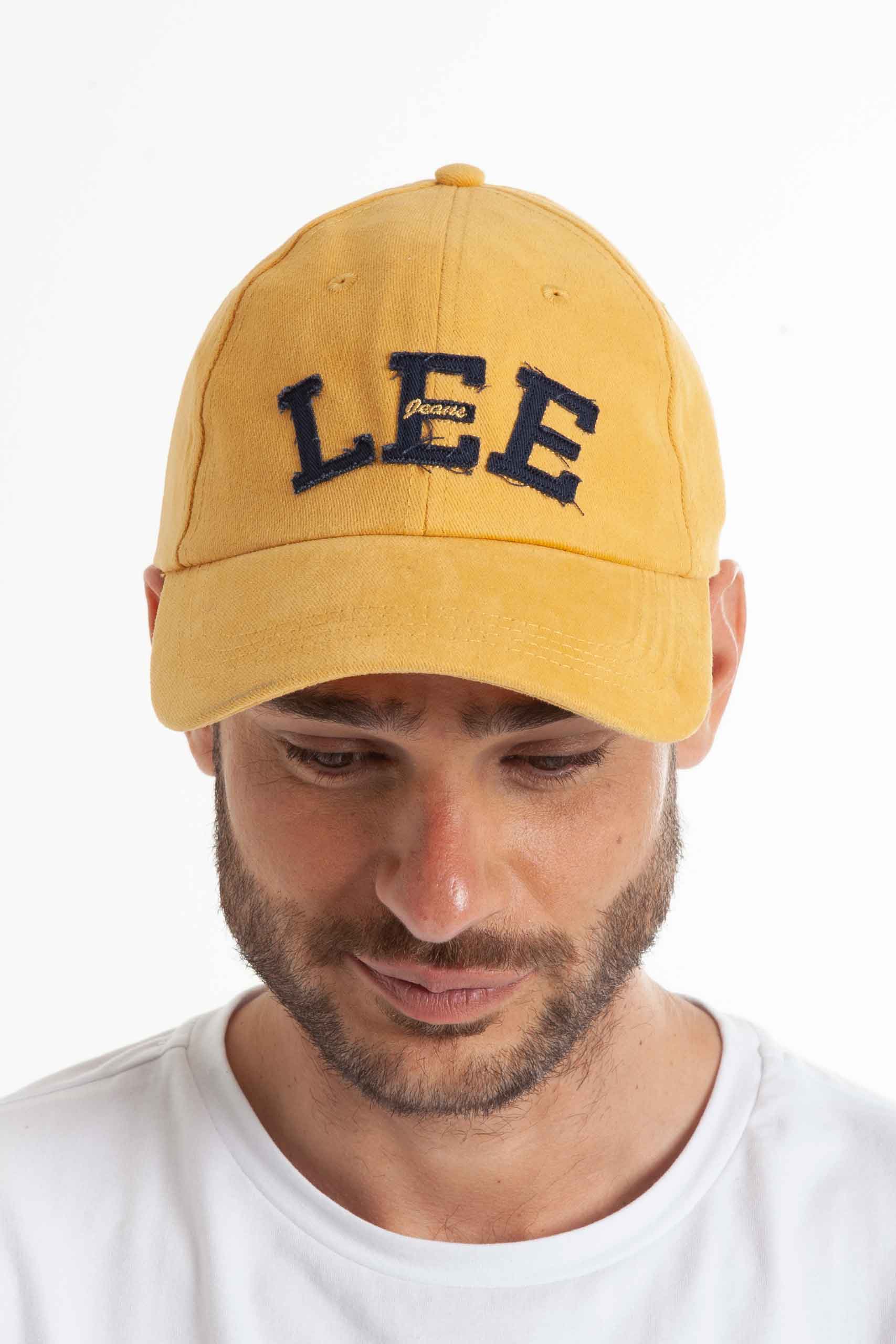 Vista frontal de gorra de color mostaza de marca lee
