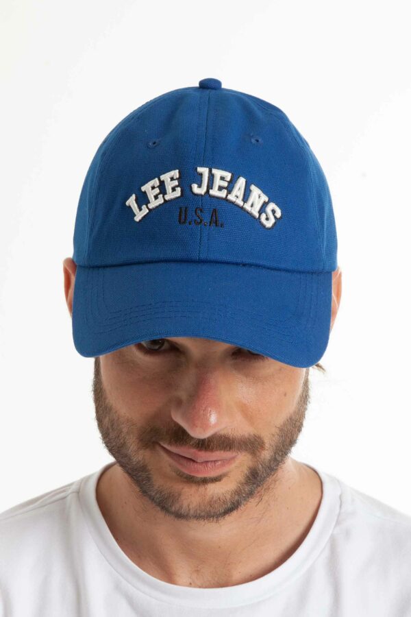 Vista frontal de gorra de color azul de marca lee