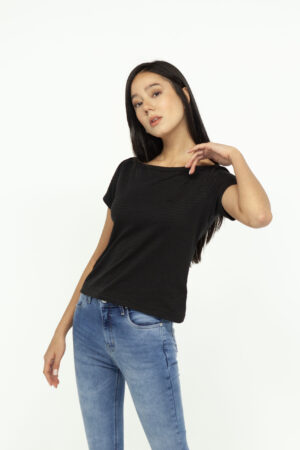 Vista Frontal Camiseta Mujer Regular Boat Neck MC Negro SS3 de Marca Lee