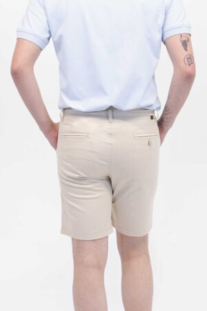 Vista Posterior Bermuda Hombre Regular Chino Caqui SS4 de marca Lee