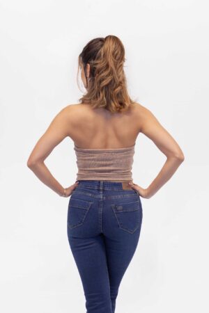 Vista Posterior Top Mujer Slim Cropped Halter Café SS4 de Marca Lee Vista Frontal Top Mujer Slim Cropped Halter Café SS4 de Marca Lee