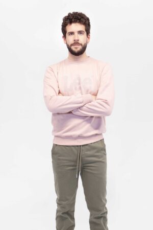 Vista Fr ontal Buzo Hombre Regular Basic Crew Logo Nude SS4 de marca Lee