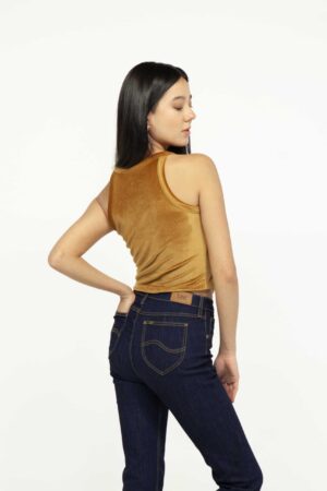 Vista posterior Top Slim Cropped Halter Mostaza SS3 de Marca Lee
